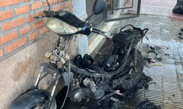 Una motocicleta se incendió mientras era reparada por un mecánico en el barrio Antártida I