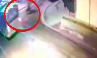 Un ladrón de 17 años escapaba de la policía en Florencio Varela, chocó con un colectivo y murió