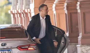 El Gobierno piensa mantener la custodia y los vehículos oficiales a Manuel Adorni, pese a su renuncia