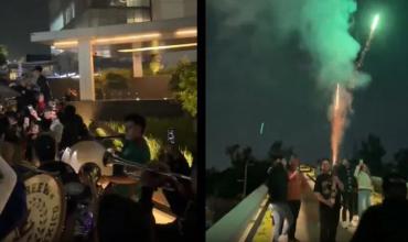 Ni la policía los frenó: los hinchas mexicanos irrumpieron en el hotel de Inglaterra