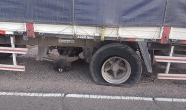 Camión perdió dos ruedas en plena Ruta Nacional 141 y provocó un siniestro vial