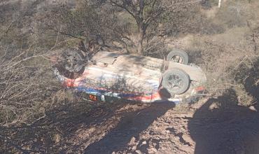 Auto de rally cayó a un precipicio durante una competencia y sus ocupantes resultaron ilesos