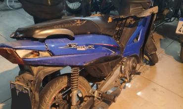 Choque entre una moto y una camioneta dejó solo daños materiales en pleno centro