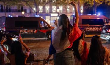 Festejó que Francia clasificó a semifinales del Mundial 2026, se cayó de un camión y murió atropellada