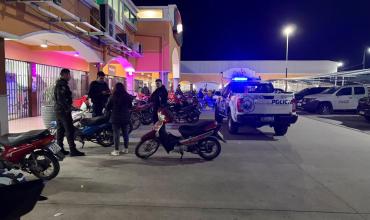Detuvieron a un hombre cuando intentaba robar una motocicleta en el estacionamiento de un supermercado 