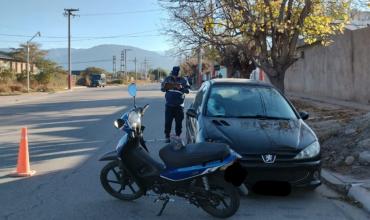 Una motociclista sufrió graves lesiones tras chocar contra un auto estacionado