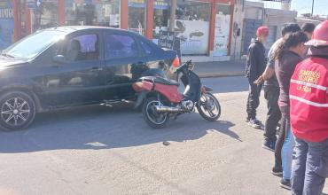 Choque entre una motocicleta y un automóvil dejó solo daños materiales