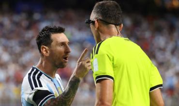 “Es el árbitro favorito de Messi”: un reconocido diario inglés reavivó la polémica antes del cruce entre Argentina e Inglaterra