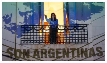 Cristina Kirchner salió al balcón a celebrar el pase a la final y su militancia reclamó por las Malvinas