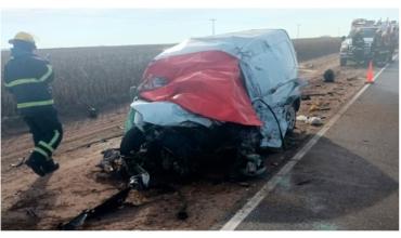 Murieron dos personas tras un choque entre un camión y un utilitario en una ruta de Córdoba