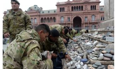 El Gobierno retiró temporalmente las piedras en homenaje a las víctimas del coronavirus en Plaza de Mayo