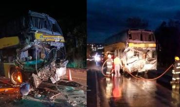 Brutal choque entre un micro y un camión en Misiones: más de 40 heridos