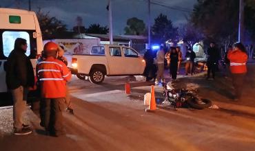 Choque entre una camioneta y una motocicleta dejó dos personas heridas en el barrio Luis Vernet