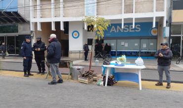 Jubilados y organizaciones sociales realizaron una protesta frente a ANSES y hubo tensión por una olla popular