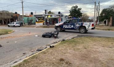 Fuerte choque entre auto y moto: un hombre fue hospitalizado tras el impacto