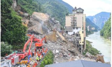 Tragedia en Chongqing: 11 muertos y 50 desaparecidos tras el colapso de una montaña