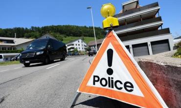 La policía irlandesa halló una bomba en un auto