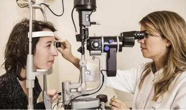 Cada vez más jóvenes consultan por cirugía refractiva para dejar de usar anteojos