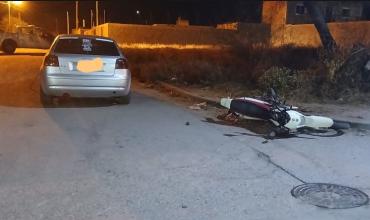 Violento choque entre moto y auto en plena avenida: un hombre sufrió graves lesiones y fue hospitalizado