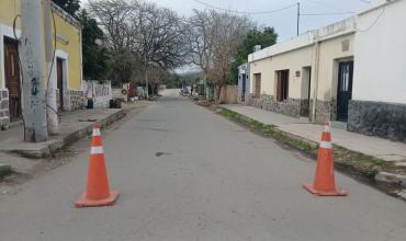 Peligro en plena calle: un poste cayó con cables energizados y generó alarma en Olta