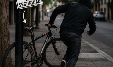 Robaron una bicicleta que había sido dejada sin seguridad en la vía pública