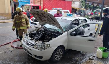 Un taxi sufrió un principio de incendio en pleno centro y debieron intervenir los bomberos