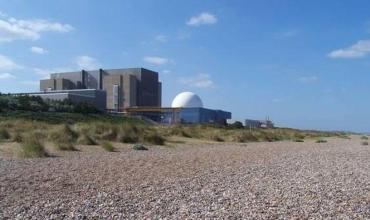 Alerta en Inglaterra: 90 bomberos combaten incendio cerca de la central nuclear Sizewell B