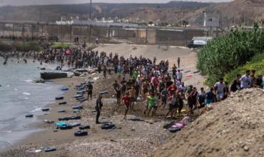 Se agrava la crisis en la ciudad española de Ceuta: siguen llegando marroquíes a la frontera y policías lanzan gases lacrimógenos
