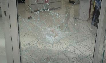 Vandalizaron la puerta de una farmacia en el barrio Cochangasta