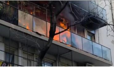 Se incendia un departamento al lado de la casa de Cristina Kirchner: evacúan a los vecinos