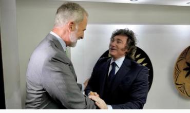 Como parte de su gira, Javier Milei se reunió con el rey de España en Colombia