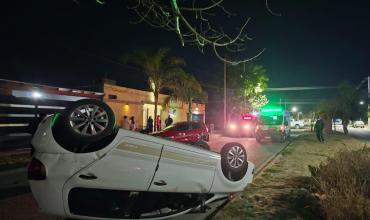Volcó tras chocar contra un auto estacionado y terminó hospitalizado