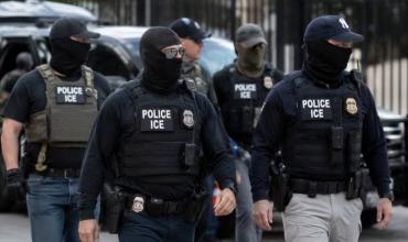 ICE planea equipar a sus agentes con guantes capaces de dar descargas eléctricas