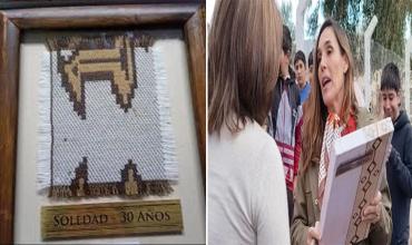 En su visita a Huaco, Soledad homenajeó a Buenaventura Luna y dejó un pedazo de su poncho