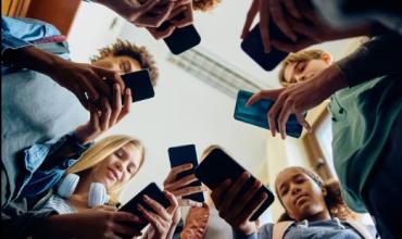 Advierten que prohibir las redes sociales no alcanza para proteger a niños y adolescentes