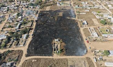 Un incendio de gran magnitud afectó más de dos hectáreas en un barrio de La Rioja