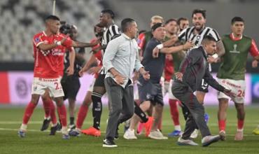 Escándalo en la Copa Sudamericana: los jugadores de Botafogo persiguieron por la cancha a un DT argentino tras quedar eliminados
