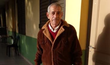 A los 68 años volvió a estudiar y camina 23 cuadras para ir a la escuela: la historia detrás de su decisión
