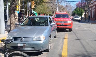 Fuerte choque entre una moto y un auto en pleno centro: una joven resultó herida