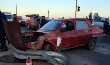 Fuerte choque entre dos autos en avenida Félix de la Colina: un menor fue trasladado al hospital
