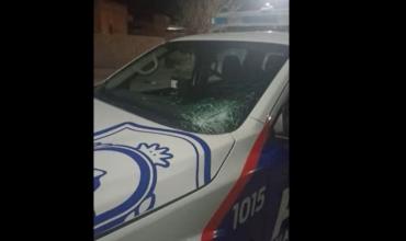 Detuvieron a dos personas durante un procedimiento en Altos de Chilecito y apedrearon un móvil policial