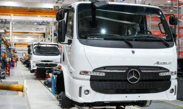 Según la UIA, la industria cayó en julio pero se mantiene 1,5% por encima del 2025
