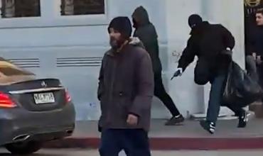 Asaltaron un banco en Uruguay en un minuto: en la fuga chocaron y robaron el auto a una familia para escapar