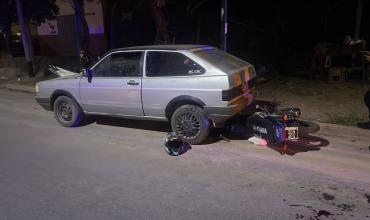 Un motociclista sufrió una fractura expuesta tras chocar contra un auto estacionado