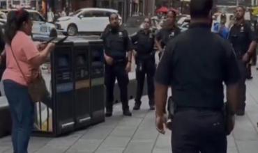 Ataque en Times Square: armada con dos cuchillos, mató a una persona, hirió a otra y fue abatida por la Policía