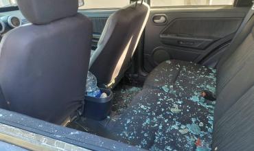 Violento episodio: un hombre arrojó una piedra contra la ventanilla de un vehículo estacionado