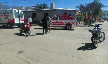 Dos motocicletas chocaron en el barrio Vargas y una mujer fue trasladada al hospital