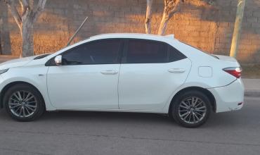 Choque entre una motocicleta y un automóvil dejó a un hombre con golpes