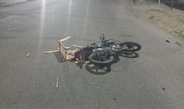 Un motociclista fue trasladado al hospital tras chocar con una camioneta que escapó
