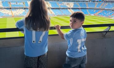 Valentina Cervantes y sus hijos acompañaron a Enzo Fernández en su debut en el Manchester City